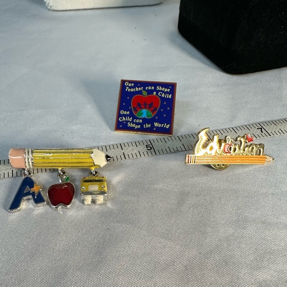 Teacher pin swag buttons - Picture 2 of 9
